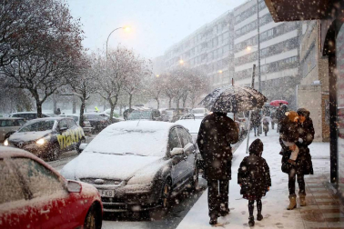 La nieve ha llegado con el mes de diciembre a Pamplona.