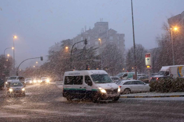 La nieve ha llegado con el mes de diciembre a Pamplona.
