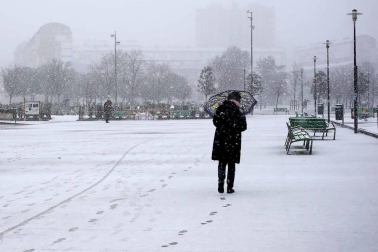 La nieve ha llegado con el mes de diciembre a Pamplona.