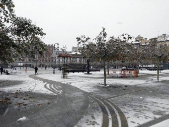La nieve ha llegado con el mes de diciembre a Pamplona.