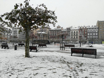 La nieve ha llegado con el mes de diciembre a Pamplona.