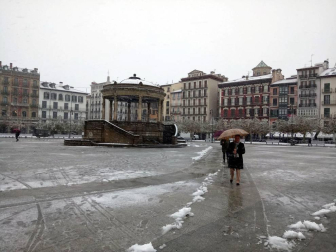 La nieve ha llegado con el mes de diciembre a Pamplona.