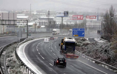 El temporal de nieve en Navarra ha provocado retenciones en varias carreteras de la Comunidad Foral y algunas de ellas han sido cerradas