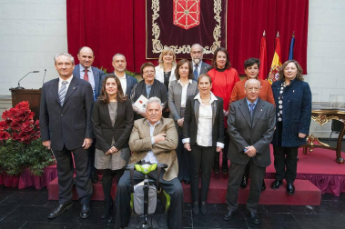 Fotos del acto institucional en el Día de la Comunidad Foral en homenaje a título póstumo a los artífices de nuestra bandera.
