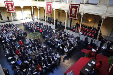 Fotos del acto institucional en el Día de la Comunidad Foral en homenaje a título póstumo a los artífices de nuestra bandera.