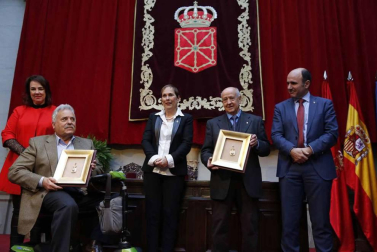 Fotos del acto institucional en el Día de la Comunidad Foral en homenaje a título póstumo a los artífices de nuestra bandera.