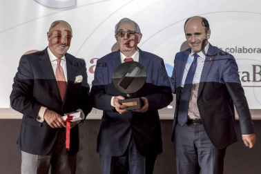 Acto de entrega de premios a la Trayectoria Empresarial a Juan María Antoñana; la empresa Tenerías Omega recibió el premio a la Internacionalización e Industrias San Isidro, el premio a la Innovación.