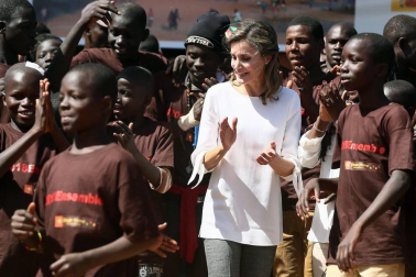 Imágenes de la visita a un centro de acogida a niños para ver las labores de cooperación española en el país africano.