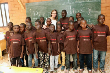 Imágenes de la visita a un centro de acogida a niños para ver las labores de cooperación española en el país africano.