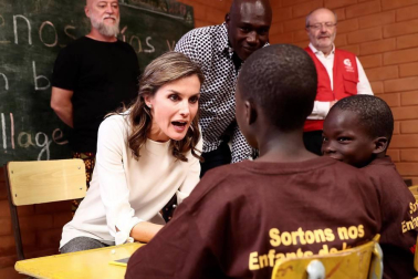 Imágenes de la visita a un centro de acogida a niños para ver las labores de cooperación española en el país africano.