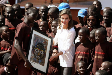 Imágenes de la visita a un centro de acogida a niños para ver las labores de cooperación española en el país africano.