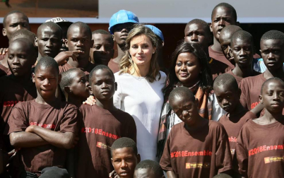 Imágenes de la visita a un centro de acogida a niños para ver las labores de cooperación española en el país africano.