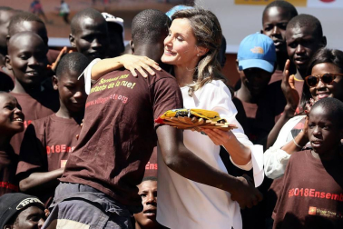 Imágenes de la visita a un centro de acogida a niños para ver las labores de cooperación española en el país africano.