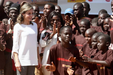 Imágenes de la visita a un centro de acogida a niños para ver las labores de cooperación española en el país africano.