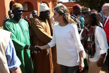 Imágenes de la visita a un centro de acogida a niños para ver las labores de cooperación española en el país africano.