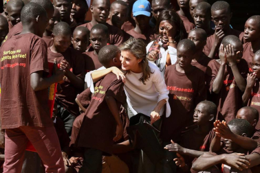 Imágenes de la visita a un centro de acogida a niños para ver las labores de cooperación española en el país africano.
