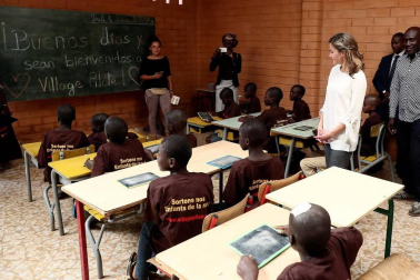 Imágenes de la visita a un centro de acogida a niños para ver las labores de cooperación española en el país africano.