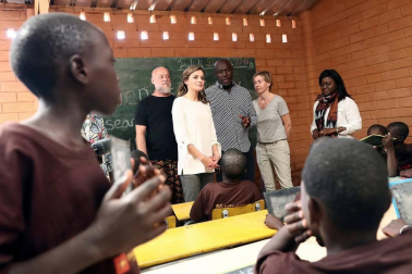Imágenes de la visita a un centro de acogida a niños para ver las labores de cooperación española en el país africano.