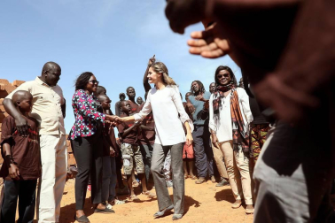 Imágenes de la visita a un centro de acogida a niños para ver las labores de cooperación española en el país africano.