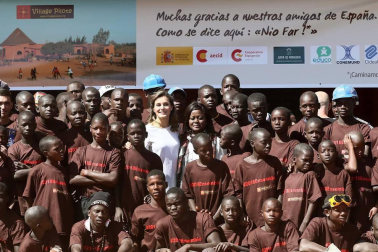 Imágenes de la visita a un centro de acogida a niños para ver las labores de cooperación española en el país africano.