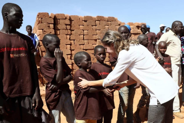 Imágenes de la visita a un centro de acogida a niños para ver las labores de cooperación española en el país africano.