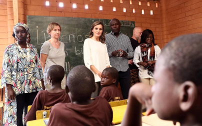 Imágenes de la visita a un centro de acogida a niños para ver las labores de cooperación española en el país africano.