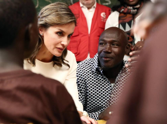 Imágenes de la visita a un centro de acogida a niños para ver las labores de cooperación española en el país africano.