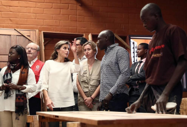 Imágenes de la visita a un centro de acogida a niños para ver las labores de cooperación española en el país africano.