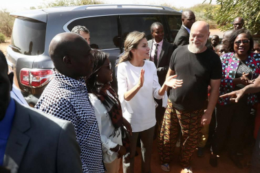 Imágenes de la visita a un centro de acogida a niños para ver las labores de cooperación española en el país africano.