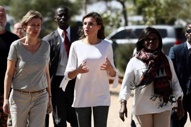 Imágenes de la visita a un centro de acogida a niños para ver las labores de cooperación española en el país africano.