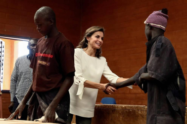 Imágenes de la visita a un centro de acogida a niños para ver las labores de cooperación española en el país africano.