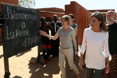 Imágenes de la visita a un centro de acogida a niños para ver las labores de cooperación española en el país africano.