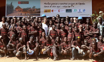 Imágenes de la visita a un centro de acogida a niños para ver las labores de cooperación española en el país africano.