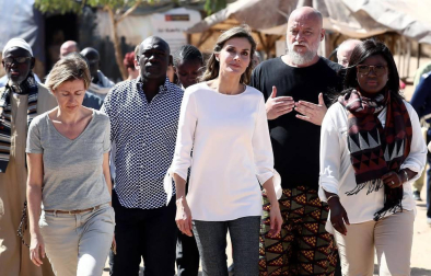 Imágenes de la visita a un centro de acogida a niños para ver las labores de cooperación española en el país africano.