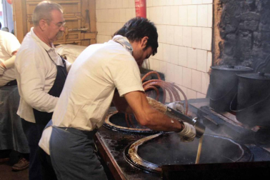 La churrería La Mañueta cumple 145 años. Repasamos sus fotos históricas.