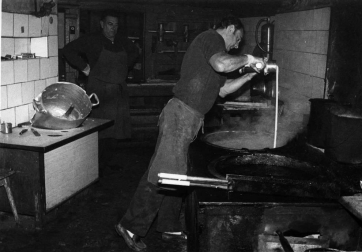 La churrería La Mañueta cumple 145 años. Repasamos sus fotos históricas.