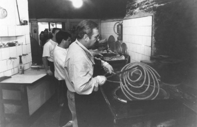La churrería La Mañueta cumple 145 años. Repasamos sus fotos históricas.