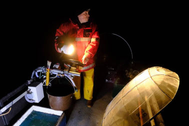Reportaje gráfico de la pesca de la angula en Francia hasta que llega a una pescadería de Pamplona