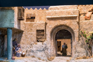 Once dioramas y dos grandes belenes integran la exposición de la Asociación de Belenistas Santa Ana de la capital ribera que ayer abrió sus puertas. Un montaje navideño de un pueblo costero es la “sorpresa” de la 23 edición de esta tradicional muestra