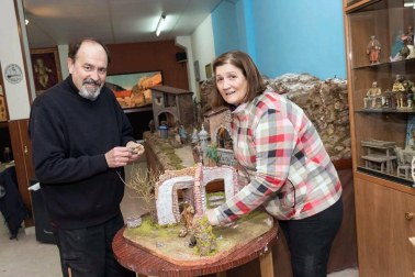 Once dioramas y dos grandes belenes integran la exposición de la Asociación de Belenistas Santa Ana de la capital ribera que ayer abrió sus puertas. Un montaje navideño de un pueblo costero es la “sorpresa” de la 23 edición de esta tradicional muestra