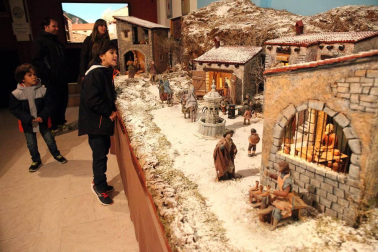 Once dioramas y dos grandes belenes integran la exposición de la Asociación de Belenistas Santa Ana de la capital ribera que ayer abrió sus puertas. Un montaje navideño de un pueblo costero es la “sorpresa” de la 23 edición de esta tradicional muestra