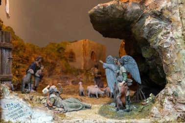 Once dioramas y dos grandes belenes integran la exposición de la Asociación de Belenistas Santa Ana de la capital ribera que ayer abrió sus puertas. Un montaje navideño de un pueblo costero es la “sorpresa” de la 23 edición de esta tradicional muestra