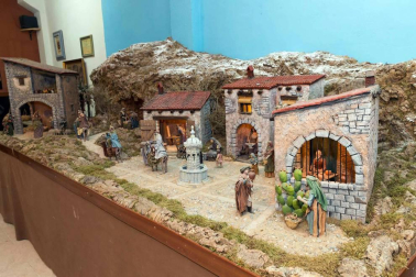 Once dioramas y dos grandes belenes integran la exposición de la Asociación de Belenistas Santa Ana de la capital ribera que ayer abrió sus puertas. Un montaje navideño de un pueblo costero es la “sorpresa” de la 23 edición de esta tradicional muestra