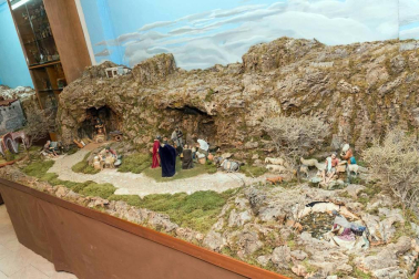 Once dioramas y dos grandes belenes integran la exposición de la Asociación de Belenistas Santa Ana de la capital ribera que ayer abrió sus puertas. Un montaje navideño de un pueblo costero es la “sorpresa” de la 23 edición de esta tradicional muestra