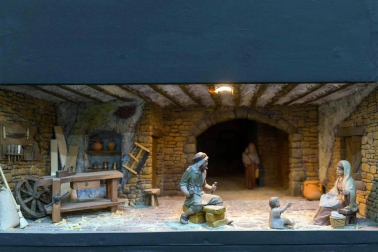 Once dioramas y dos grandes belenes integran la exposición de la Asociación de Belenistas Santa Ana de la capital ribera que ayer abrió sus puertas. Un montaje navideño de un pueblo costero es la “sorpresa” de la 23 edición de esta tradicional muestra