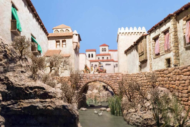 Once dioramas y dos grandes belenes integran la exposición de la Asociación de Belenistas Santa Ana de la capital ribera que ayer abrió sus puertas. Un montaje navideño de un pueblo costero es la “sorpresa” de la 23 edición de esta tradicional muestra
