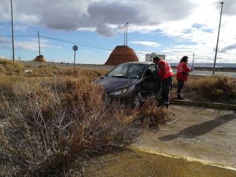Un muerto y cinco heridos por un choque se ha producido cuando uno de los dos coches ha embestido perpendicularmente al otro.