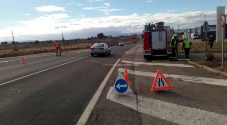 Un muerto y cinco heridos por un choque se ha producido cuando uno de los dos coches ha embestido perpendicularmente al otro.