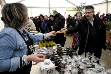 Desde los pedazos más pequeños por 5€ hasta lo que los bolsillos de los compradores se pudieran permitir, la XVI Feria de la Trufa vendió este esquisto producto a 1.000€ el kilo.