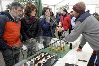 Desde los pedazos más pequeños por 5€ hasta lo que los bolsillos de los compradores se pudieran permitir, la XVI Feria de la Trufa vendió este esquisto producto a 1.000€ el kilo.
